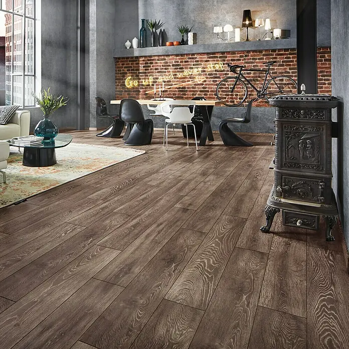 MyStyle MyArt Laminat - Earthen Oak, Landhausdiele, 1.285 x 192 x 12 mm - Innenraum mit Fokus auf den dunklen Holzboden, der Wärme und Textur in den Raum bringt. Die Holzboden verleiht dem Raum eine elegante Note.