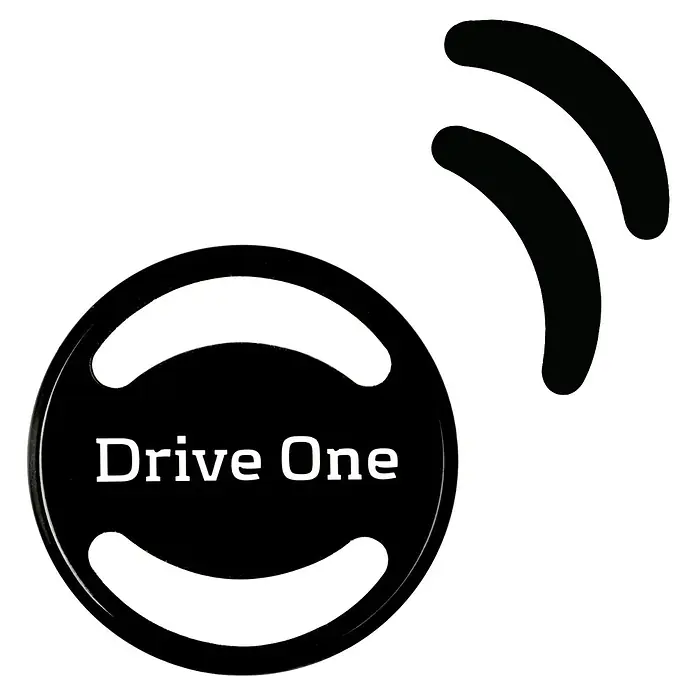 Needit Klebepads Drive One - Passend für: Needit Drive One, 2 Stk. - Schwarzes, kreisförmiges 'Drive One'-Gerät mit weißem Text, Lenkradgrafik und Funksignal-Symbol.