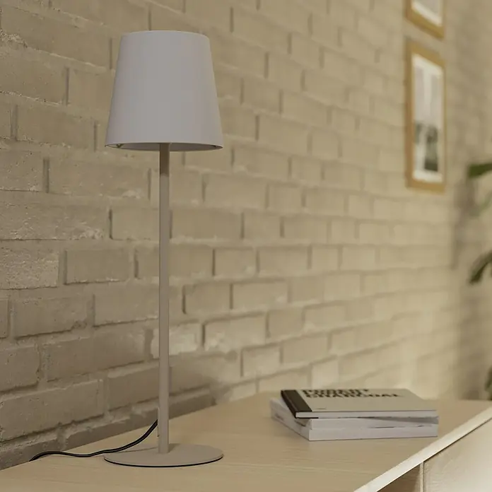 Eglo LED-Tischleuchte Fiorana - 40 W, Weiß, Sandfarben, Weiß, Ø x H: 15 x 53 cm - Elegante weiße Tischlampe mit schlankem Fuß auf hellem Holztisch neben Büchern.