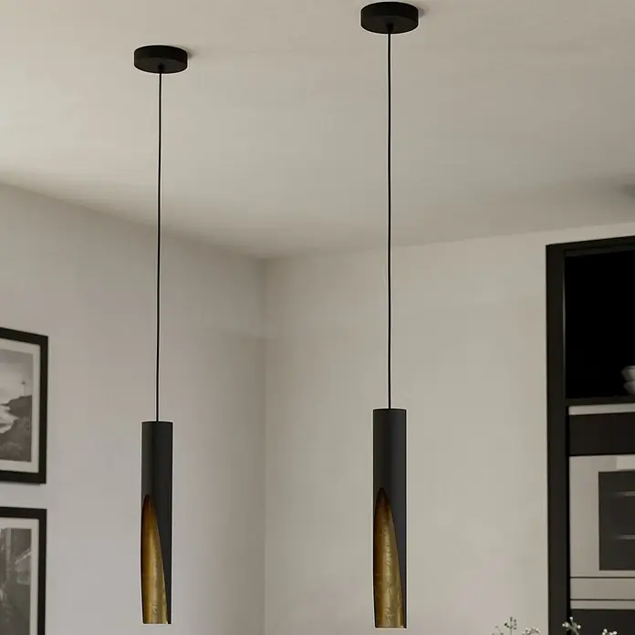 Eglo LED-Pendelleuchte Barbotto - 4,5 W, L x B x H: 92,5 x 6 x 110 cm, Schwarz, Warmweiß, Anzahl Leuchtmittel: 1 Stk. - Zwei moderne schwarze zylindrische Pendelleuchten mit goldenen Innenakzenten, von einer Decke hängend.
