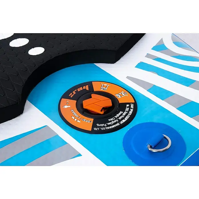 SUP-Board-Set ZRay E10 - L x B x H: 297 x 76 x 13 cm, Nutzlast: 110 kg, Aufblasbar - Nahaufnahme des Ventils und der Beschriftung eines Z-Ray Stand-Up-Paddleboards, das Details wie Druckspezifikationen und Firmeninformationen zeigt.