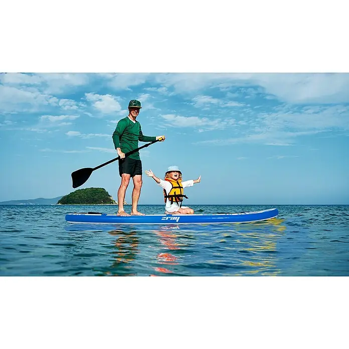 SUP-Board-Set ZRay E10 - L x B x H: 297 x 76 x 13 cm, Nutzlast: 110 kg, Aufblasbar - Ein Vater und sein Kind genießen eine Fahrt auf einem blauen Zray Stand-Up-Paddleboard auf dem offenen Meer an einem sonnigen Tag.
