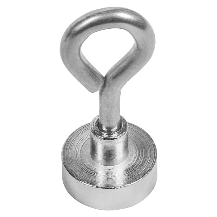 Imán con ojal - Diámetro: 20 mm - Primer plano de un imán de pesca plateado con un ojo, ideal para levantar objetos metálicos bajo el agua.