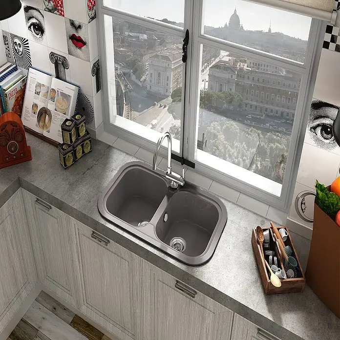 Poalgi Fregadero encastrable Esmeralda - 48,5 x 81 cm, Gris - Esta imagen muestra un fregadero de cocina moderno de doble seno en gris, incrustado en una encimera gris bajo una ventana con vistas a la ciudad.