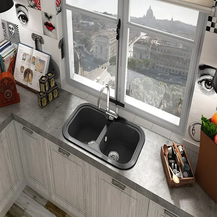 Poalgi Fregadero encastrable Esmeralda - 48,5 x 81 cm, Negro - Decoración de cocina con un fregadero negro de doble cubeta bajo una ventana con vistas a la ciudad. Práctico y elegante.