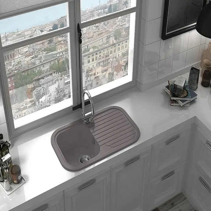Poalgi Fregadero encastrable Coral - 48,5 x 81 cm, Gris - Una cocina moderna muestra un elegante fregadero gris perfectamente integrado en una encimera luminosa. Una gran ventana proporciona mucha luz natural.