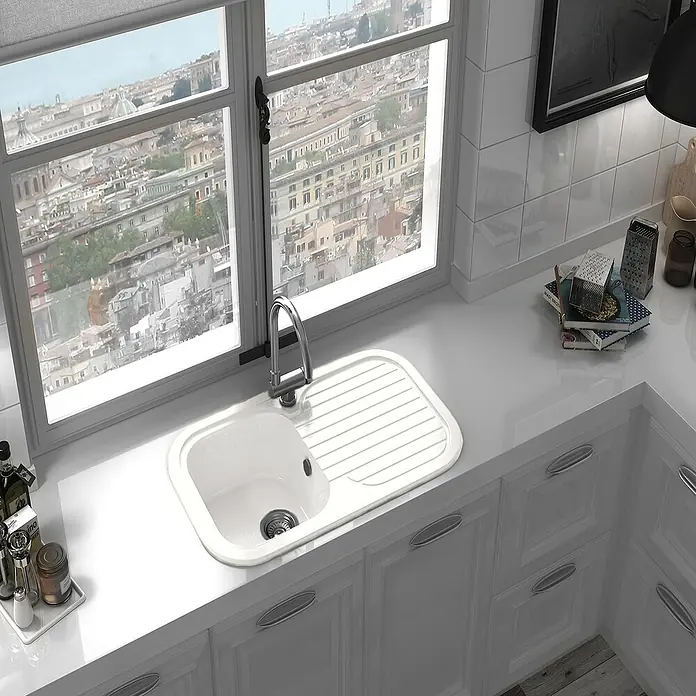 Poalgi Fregadero encastrable Coral - 48,5 x 81 cm, Blanco - Un fregadero de cocina blanco con escurridor, grifo y vistas desde la ventana. Fregadero práctico para cocinas modernas.