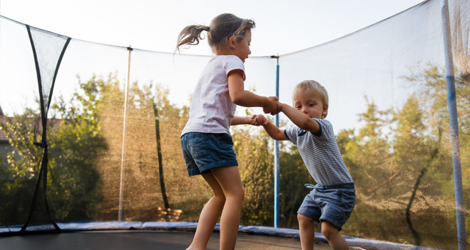 Otroka se igrata na trampolinu