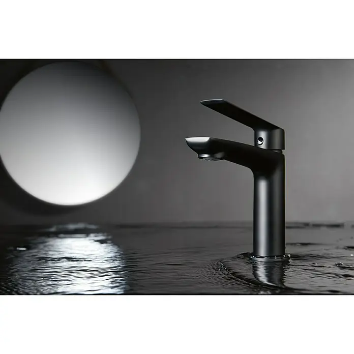 Imex Luxor Grifo de lavabo - Negro - Primer plano de un elegante grifo negro, destacando su diseño minimalista y el acabado de alta calidad.