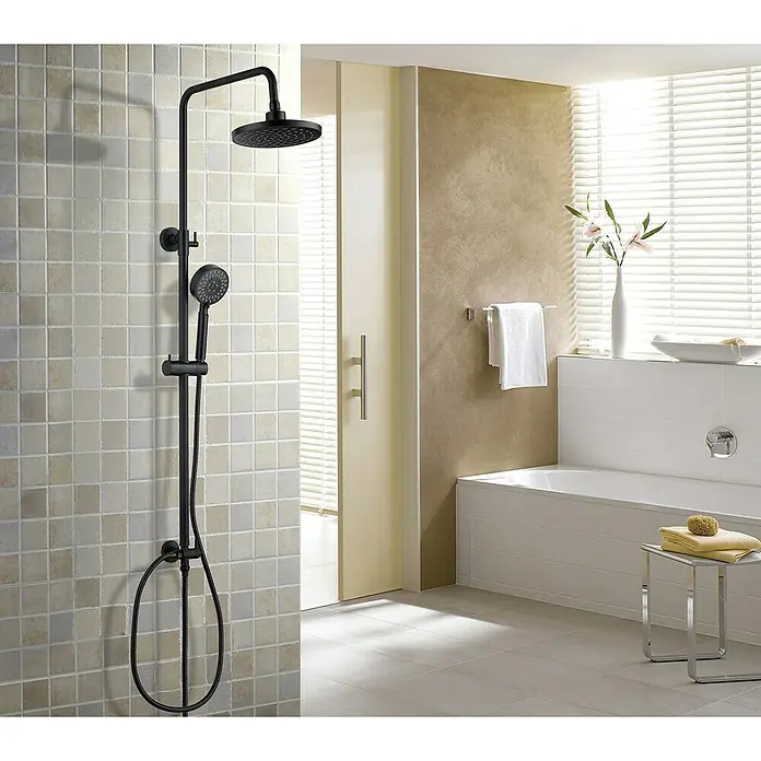 Rousseau Sistema de ducha Hera - Con selector, Distancia entre orificios: 15 cm, Número de tipos de chorro: 5 ud., Negro - Columna de ducha negra con rociador y teleducha frente a una pared de azulejos en un baño moderno.