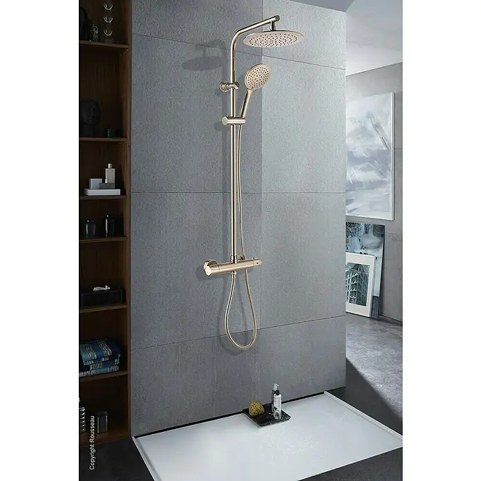 Rousseau Sistema de ducha Full - Con grifo termostático, Distancia entre orificios: 15 cm, Número de tipos de chorro: 3 ud., Acero inoxidable - Columna de ducha con cabezal y ducha de mano en aspecto dorado. Conjunto de ducha moderno para el baño. Ducha elegante con mezclador termostático.