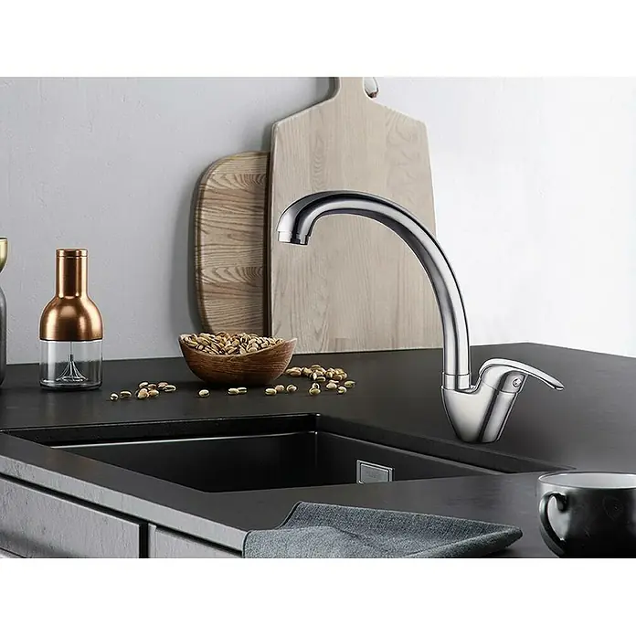 Rousseau Grifo de cocina Newbury - Cromo, Brillante - Imagen de un moderno grifo de cocina cromado sobre un fregadero, elegante y funcional.
