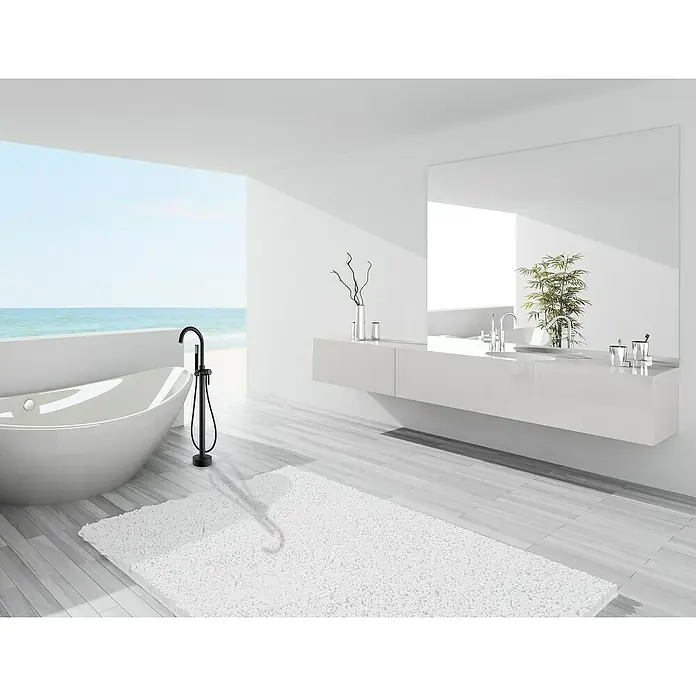 Rousseau Grifo para bañera Ilo - Altura: 97,3 cm, Nero - Baño luminoso con bañera exenta, tocador moderno, espejo y vistas al mar, que irradia tranquilidad y elegancia minimalista.