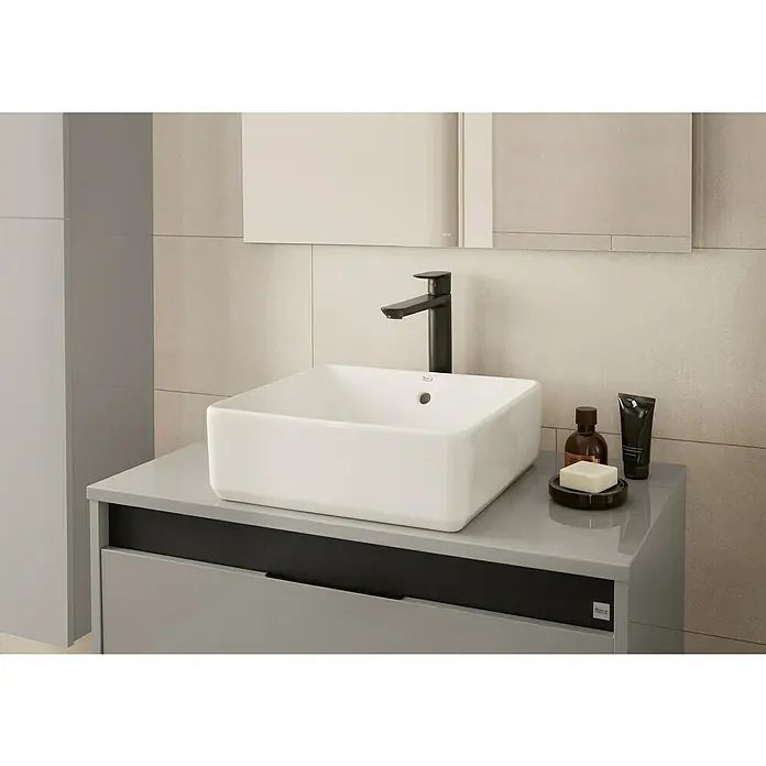Roca Lavabo Domus - 39 x 37 cm, Con desbordamiento, Blanco - Lavabo de baño moderno y elegante con un diseño cuadrado, complementado con un grifo negro elegante y accesorios minimalistas.