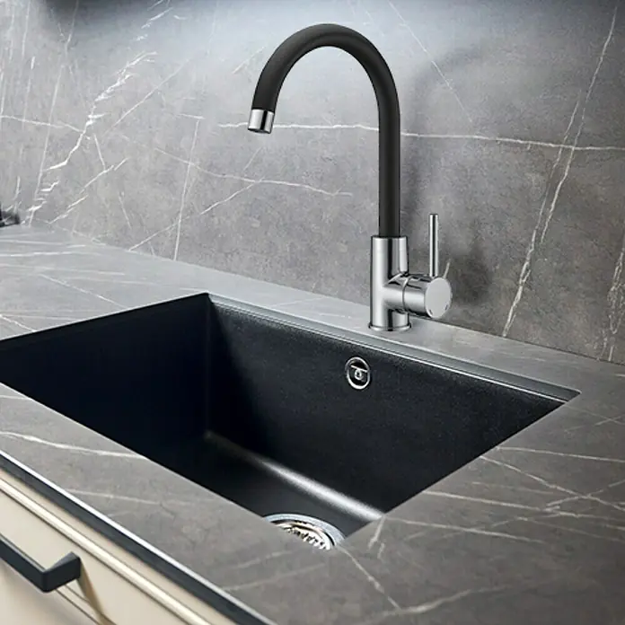 Rousseau Grifo de cocina Ilo - Negro/Cromado, Brillante - Elegante grifo de cocina con caño curvo negro y base cromada brillante, que complementa un moderno fregadero de tono oscuro.