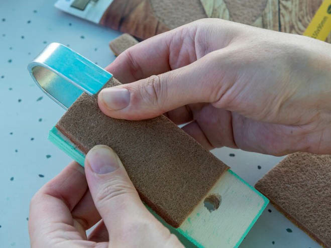 Filzgleiter wird an einen Haken geklebt