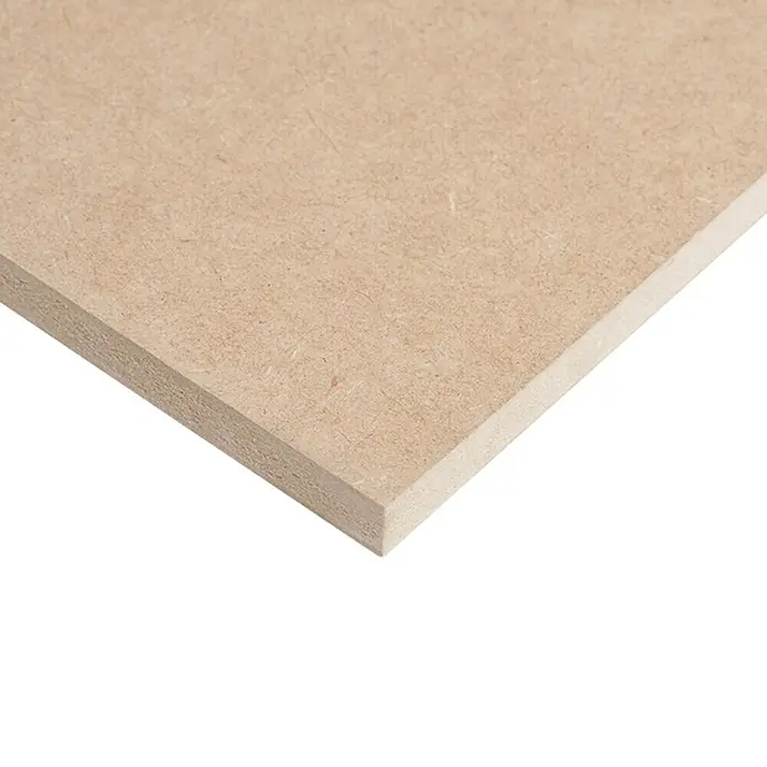 Maderas Daganzo Tablero de MDF al corte - 244 cm x 122 cm x 19 mm - Primer plano de un tablero MDF sin terminar, ideal para la construcción de muebles y proyectos de bricolaje con una superficie lisa.