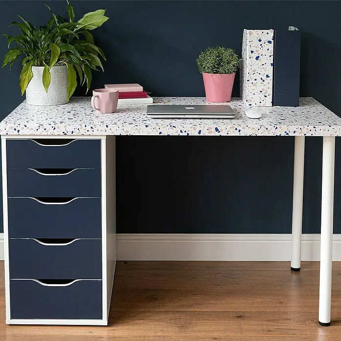 D-c-fix Rollo adhesivo vinílico Terrazo Neo - 200 x 45 cm, Multicolor, Autoadhesivo - Elegante escritorio de terrazo con cajonera y espacio de trabajo adornado con plantas, perfecto para un ambiente creativo y moderno.