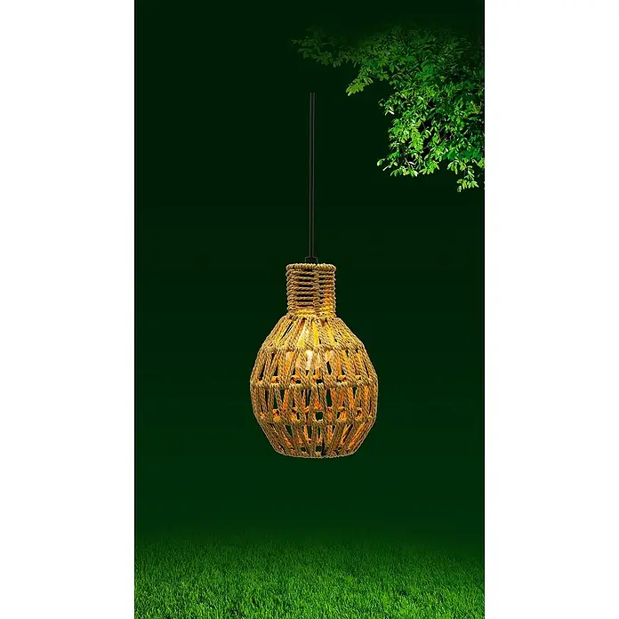 Starlux Hängelampe Rattan - B x L: 14,5 x 21,5 cm, Braun, IP44 - Pendelleuchte aus Seil mit warmem Lichtschein, hängt vor grünem Hintergrund. Ein dekoratives und stimmungsvolles Beleuchtungselement.