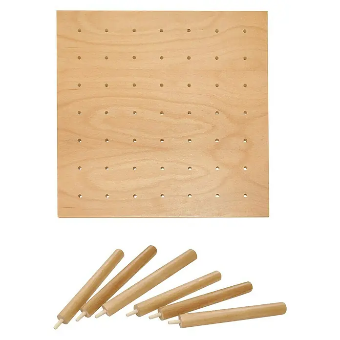 Organizador de platos 600 - L x An x Al: 49,3 x 49,3 x 9,2 cm, Haya - La imagen muestra un tablero de madera con agujeros y clavijas de madera, un juguete versátil para el desarrollo sensorial y motor de los niños.