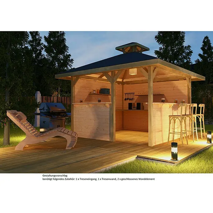 Weka Pavillon 651 - 3,8 x 3,8 m, Fichte - Produktbild: Ein hölzerner Pavillon mit Bar, Stühlen, Grill und Liegestuhl auf einer Terrasse mit Rasenfläche.