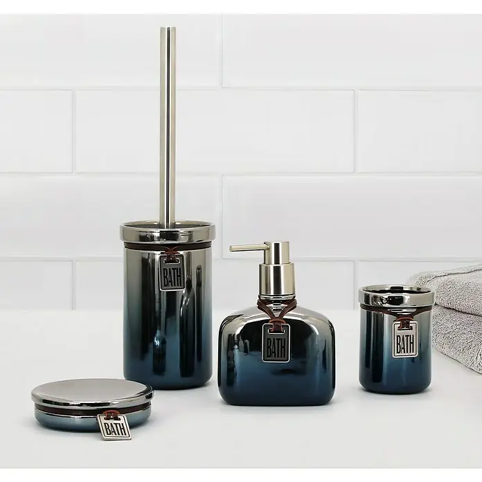 Aquasanit Stark Portacepillos - L x An x Al: 76 x 76 x 98 cm, Cerámica - Primer plano de un elegante juego de baño azul y plata con dispensador de jabón, cepillo, vaso y jabonera para un baño elegante.