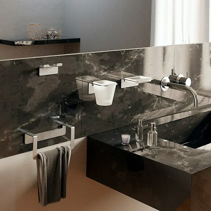 Aquasanit Skyline Toallero de anilla - Acero inoxidable - Interior elegante de baño con tocador de mármol, grifo, toallero y accesorios elegantes para un ambiente lujoso.
