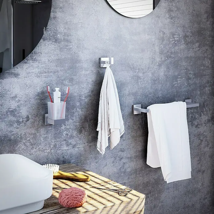 Aquasanit Frame Toallero de barra - Ancho: 30 cm - Primer plano de un baño con toallas, un portacepillos y accesorios en un tocador.