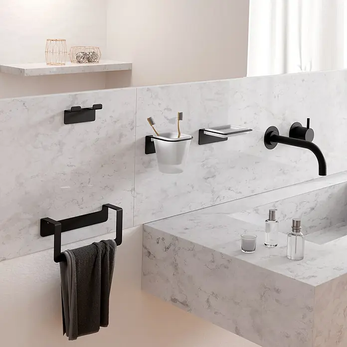 Aquasanit Skyline Black Colgador - 2 ganchos - Elegante interior de baño con lavabo de mármol, grifo negro mate y accesorios a juego como toallero y jabonera.