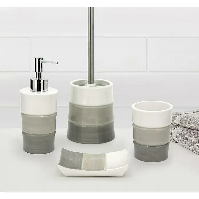 Aquasanit Mystique Conjunto de escobilla - 7 x 7 x 37 cm, Cerámica, Gris - Primer plano de un juego de accesorios de baño en gris y blanco, que incluye un dispensador de jabón, un cepillo de baño, un vaso y una jabonera.
