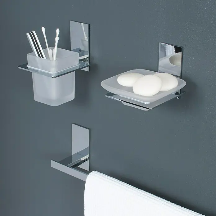 Aquasanit Toallero de barra - 1 brazo, Brillante, Ancho: 45 cm - Accesorios de baño cromados: vaso para cepillos de dientes, jabonera con jabones y toallero con una toalla blanca.