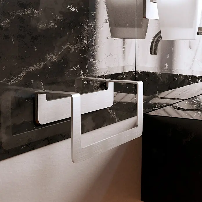 Aquasanit Skyline Toallero de anilla - Acero inoxidable - Detalle de un elegante toallero plateado sobre una pared de mármol, que acentúa el diseño moderno del baño y la elegancia funcional.