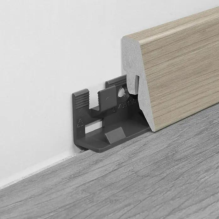 LOGOCLIC Sockelleiste K40 C Eiche Verola - 260 cm x 19 mm x 40 mm, MDF - Bild einer Sockelleiste mit Halterung. Die Sockelleiste ist hellbraun und die Halterung ist grau.