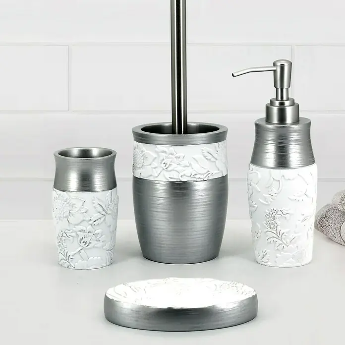 Aquasanit Damasco Conjunto de escobilla - 9,5 x 9,5 x 34,5 cm, Plástico, Blanco/Plata - Elegante juego de baño con diseño floral en plata y blanco, incluyendo dispensador de jabón, vaso, jabonera y escobillero.