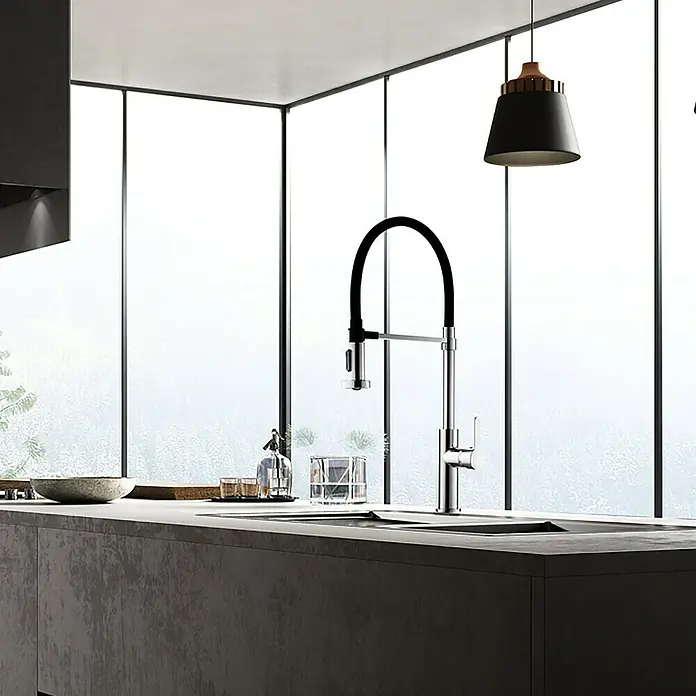 Grifo de cocina Miami - Negro/Cromado, Brillante - Grifo de cocina moderno con manguera negra y acabado cromado frente a una gran ventana. Diseño contemporáneo ideal para cualquier cocina.