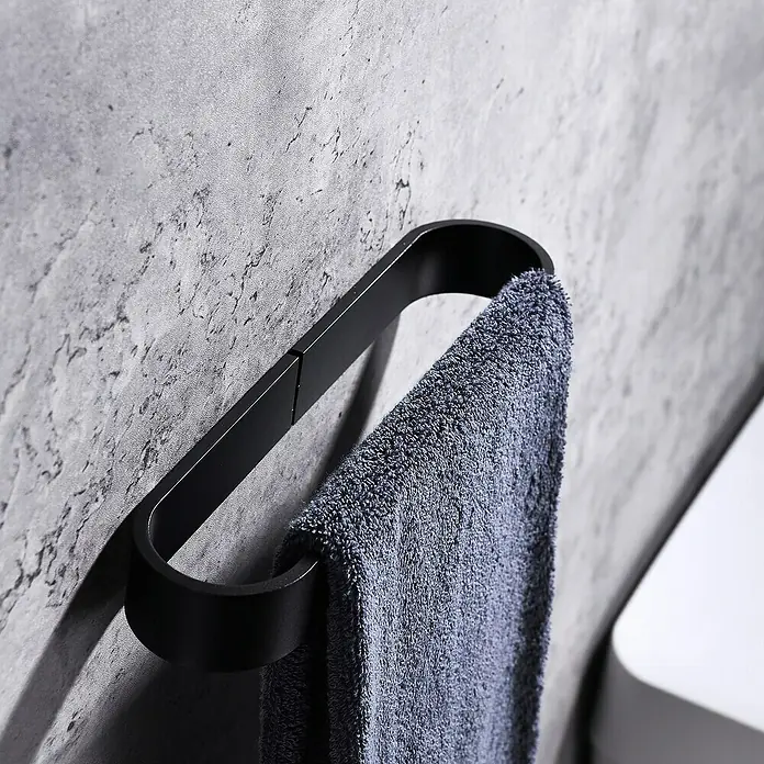 Aquasanit Evolution Toallero de barra - Ancho: 25 cm - Toallero de metal negro con una toalla azul delante sobre una pared gris.