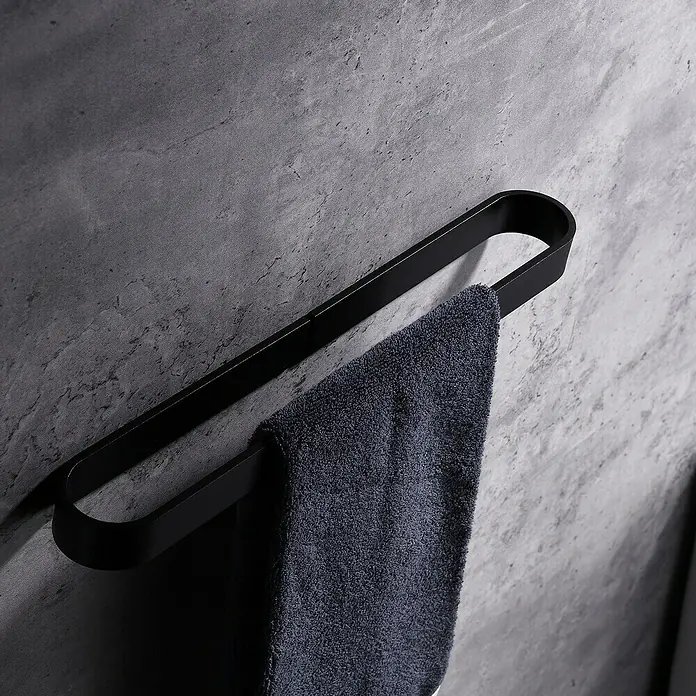 Aquasanit Evolution Toallero de barra - Ancho: 40 cm - Toallero: Elegante toallero negro con toalla oscura montado en pared gris, perfecto para baños modernos con un toque minimalista y sofisticado.