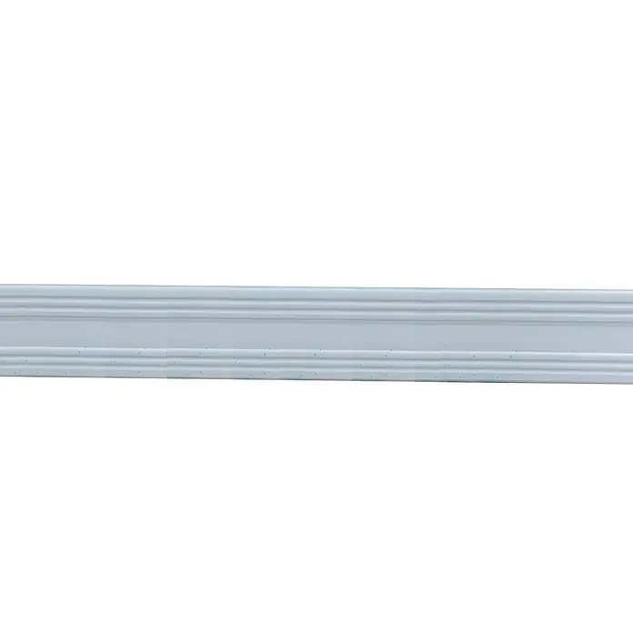Oknum Rodapié antihumedad EPS - 220 cm x 10 mm x 70 mm, Poliestireno expandido, Blanco - Primer plano de un zócalo blanco perfilado, ideal para un diseño de interiores elegante. Guarnición de pared robusta y con forma para un acabado perfecto.
