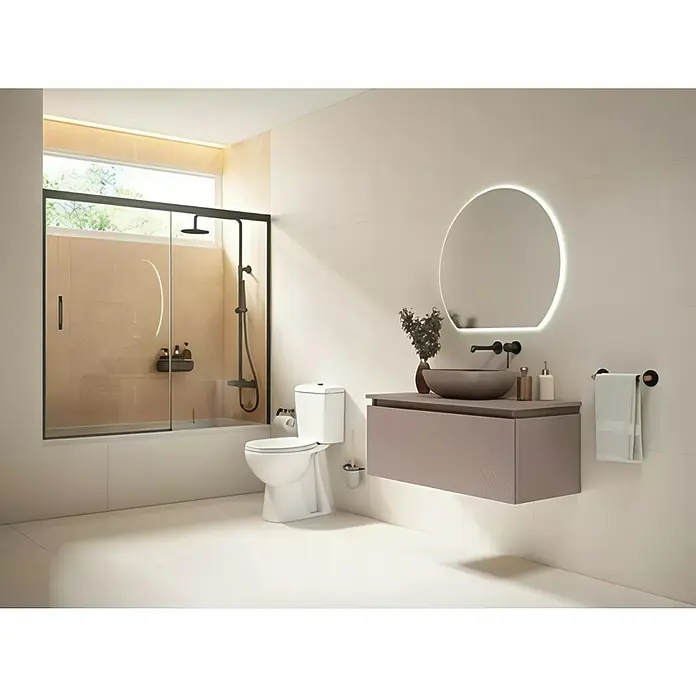Pack de WC Bahia - Con borde de descarga, Salida WC: Vertical, Blanco - Elegante baño con un moderno mueble de lavabo color topo, un espejo redondo con luz de fondo y una cabina de ducha con marco negro elegante.