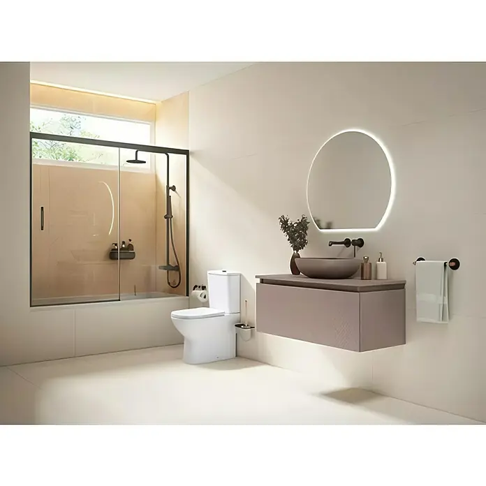 Pack de WC Bucarely - Sin borde de descarga, Salida WC: Vertical, Blanco - Un baño con ducha con marco negro y tocador con espejo retroiluminado.