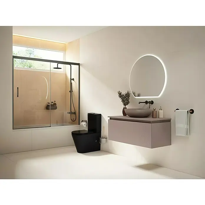 Pack de WC Roma - Salida WC: Vertical, Sin borde de descarga, Negro - Elegante baño con inodoro negro, elegante tocador con espejo y ducha con mampara de vidrio.