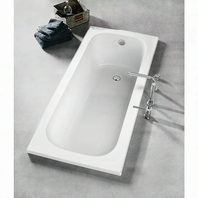 Roca Bañera Contesa - 170 x 70 cm, Acero esmaltado, Blanco - Un elegante baño blanco con accesorios modernos y toallas, que exuda un toque de lujo.