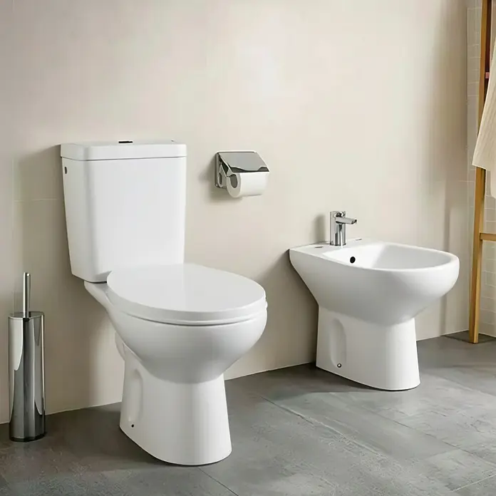 Roca Mitos Bidé - 35,5 x 53 cm, Blanco, Otros, Sin esmalte especial - Un baño con un inodoro blanco, un bidé y un portarrollos de papel higiénico, que muestra un diseño limpio y moderno.