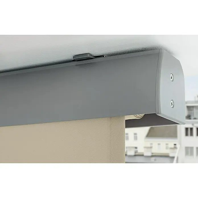 Sunfun Balkonverschattung - Beige, Breite: 1,4 m, Ausfall: 2,5 m - Nahaufnahme einer grauen Rollladenabdeckung mit beigem Rollladen. Die Abdeckung ist an einer weißen Decke befestigt.