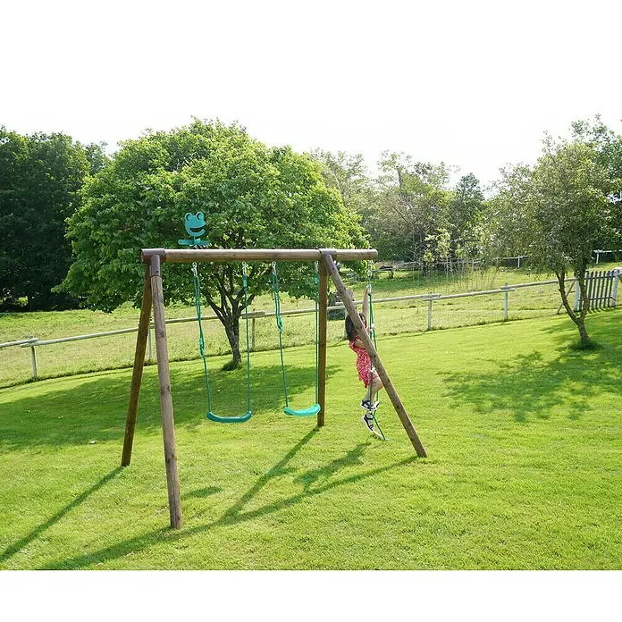 Soulet Schaukel Tonka - B x L: 166 x 200 cm, Holz - Kind spielt auf einem Holzschaukelgestell mit zwei Schaukeln im Garten. Ein grüner Frosch ziert die Spitze.
