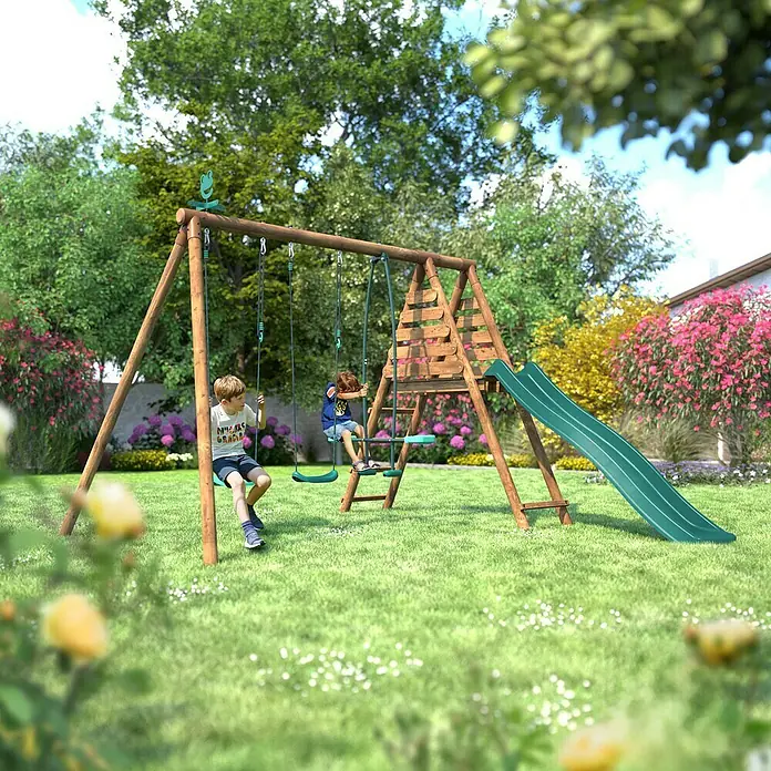 Soulet Schaukel Violette - B x L: 323 x 323 cm, Holz - Bild eines Kinderspielplatzes mit zwei Kindern, einer Schaukel und einer Rutsche in einem grünen Garten.