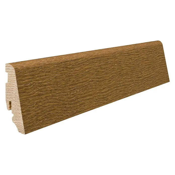 Living by Haro Sockelleiste Bernsteineiche dunkel - 220 cm x 19 mm x 58 mm, Fichte - Detailaufnahme einer Holzfußleiste mit brauner Maserung. Die Leiste hat eine abgerundete Oberkante und eine profilierte Rückseite.