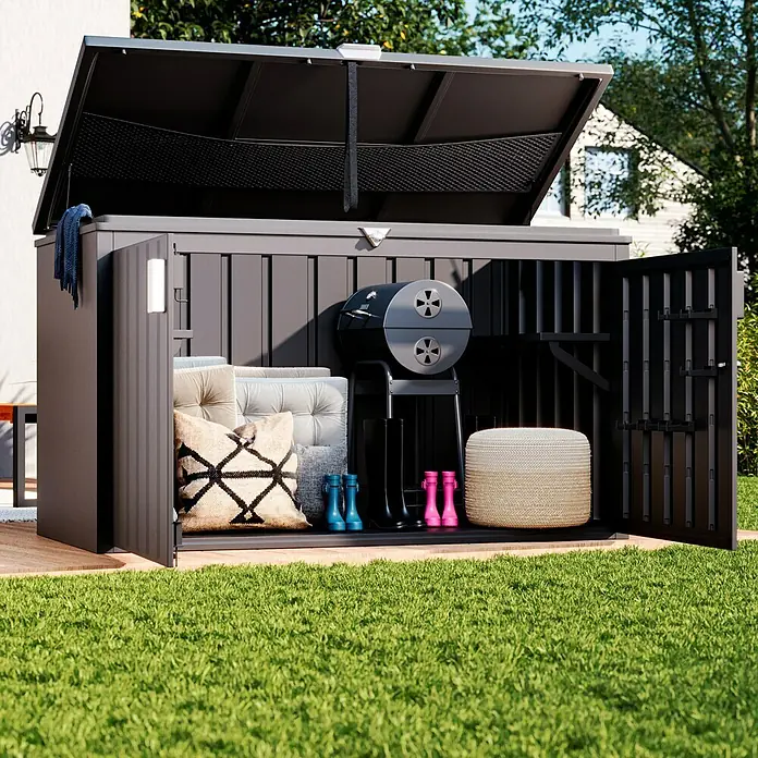 Sunfun Lumar Garten-Aufbewahrungsbox - L x B x H: 110 x 202 x 122 cm, Night-Grey, Stahl - Geräumige Outdoor-Aufbewahrungsbox in Grau mit geöffnetem Deckel und verschiedenen Gegenständen darin für den Garten.