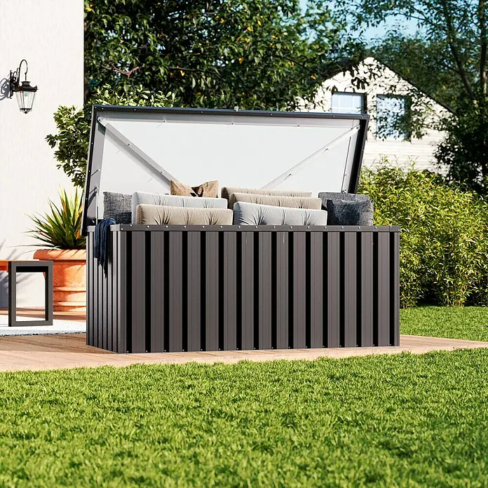 Tepro Garten-Aufbewahrungsbox Store L - B x T x H: 172,8 x 78,5 x 72,5 cm, Anthrazit, Stahl - Die große, dunkelgraue Terrassenbox mit offenem Deckel ist mit Kissen gefüllt und steht auf einer Holzterrasse.