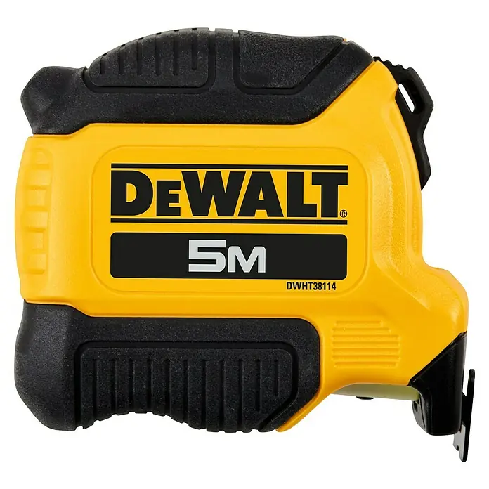DeWalt Cinta métrica extensible DWHT38114-0 - Largo: 5 m - Detalle de un flexómetro DeWalt de 5M amarillo con carcasa negra resistente a los impactos y número de modelo DWHT38114 para medidas precisas.